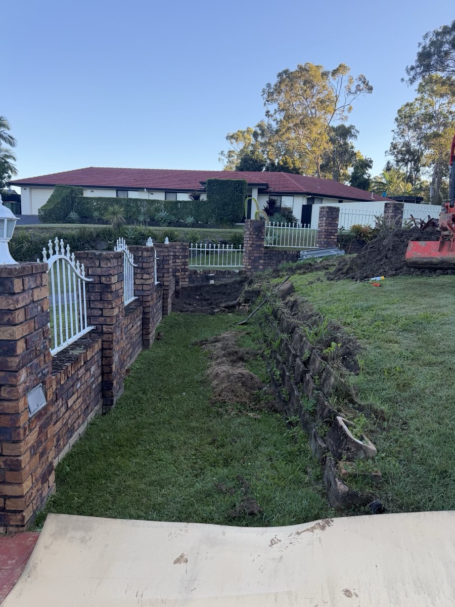 Old failing retaining wall on a steep block before the rebuild